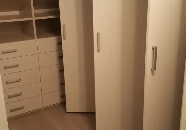 Soluzioni salvaspazio mansarda con armadi su misura